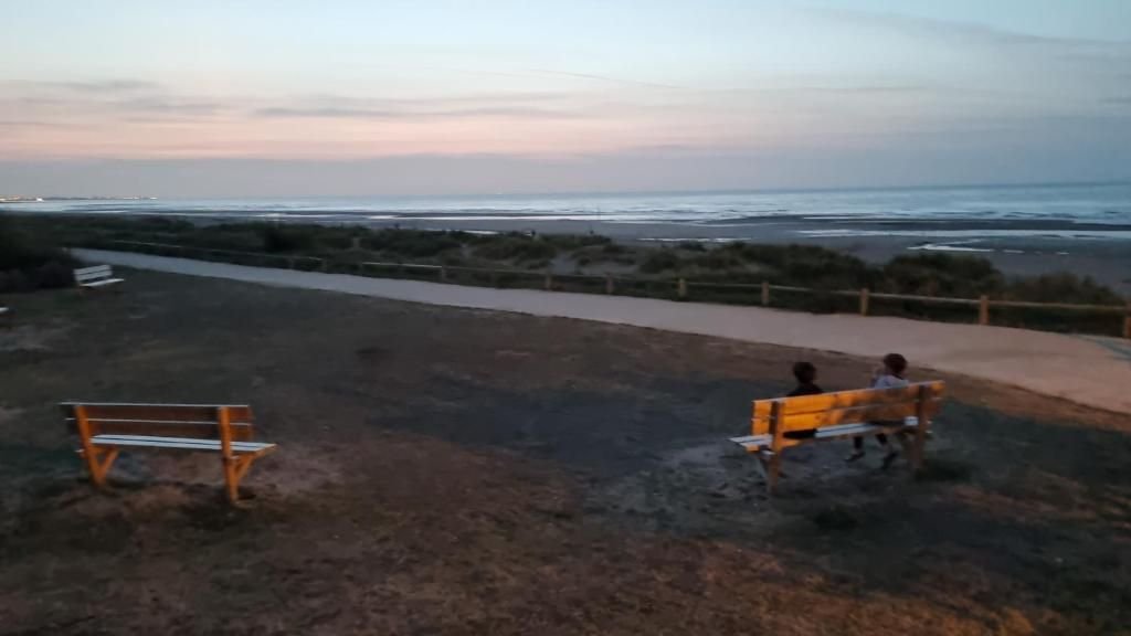 Vue sur la plage et l'estran depuis la promenade, au crépuscule