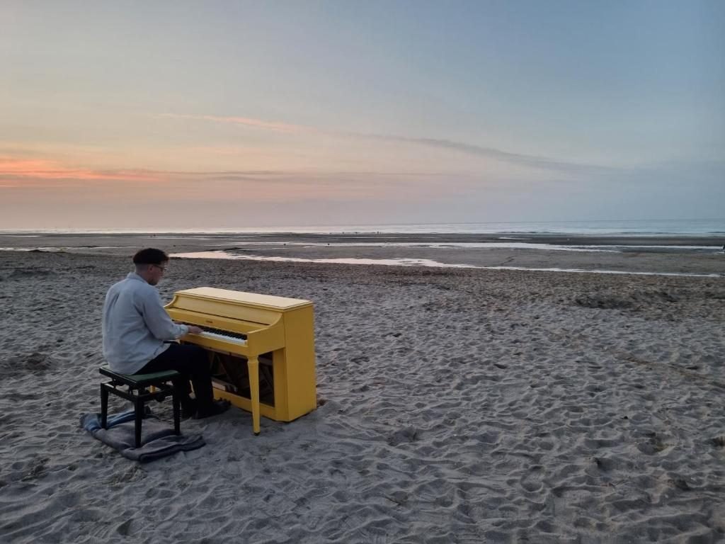 Piano sur la plage de Merville-Franceville-Plage à marée basse, au coucher du soleil
