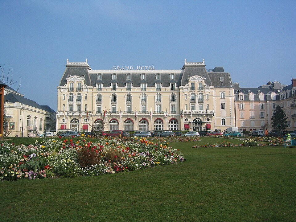 La façade Belle Époque du Grand Hôtel de Cabourg, vue depuis les jardins fleuris qui le séparent du front de mer.
