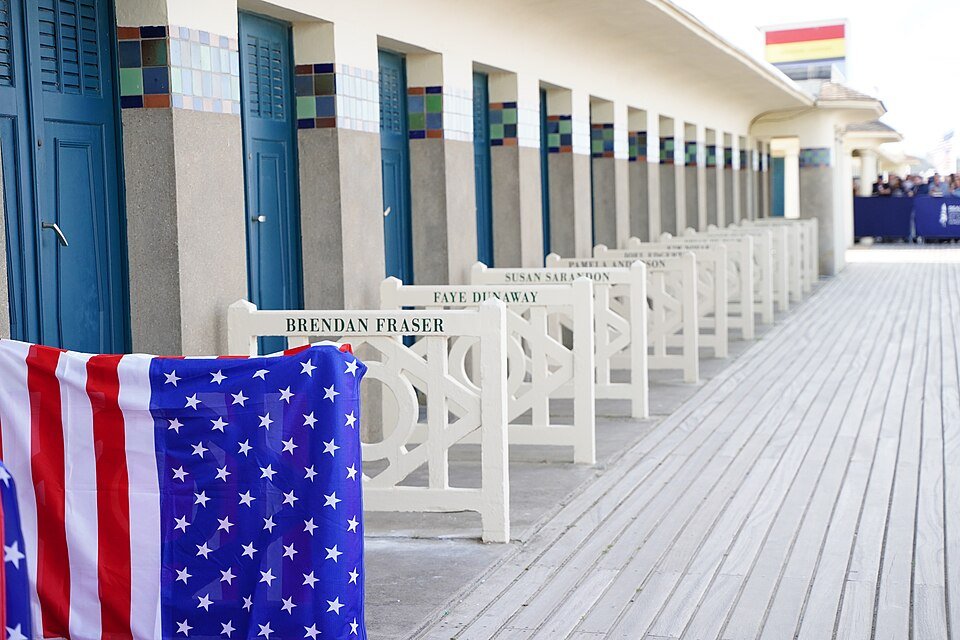 Les cabines de plage de Deauville portant les noms d'acteurs américains, avec un drapeau des États-Unis, pendant le festival du cinéma.