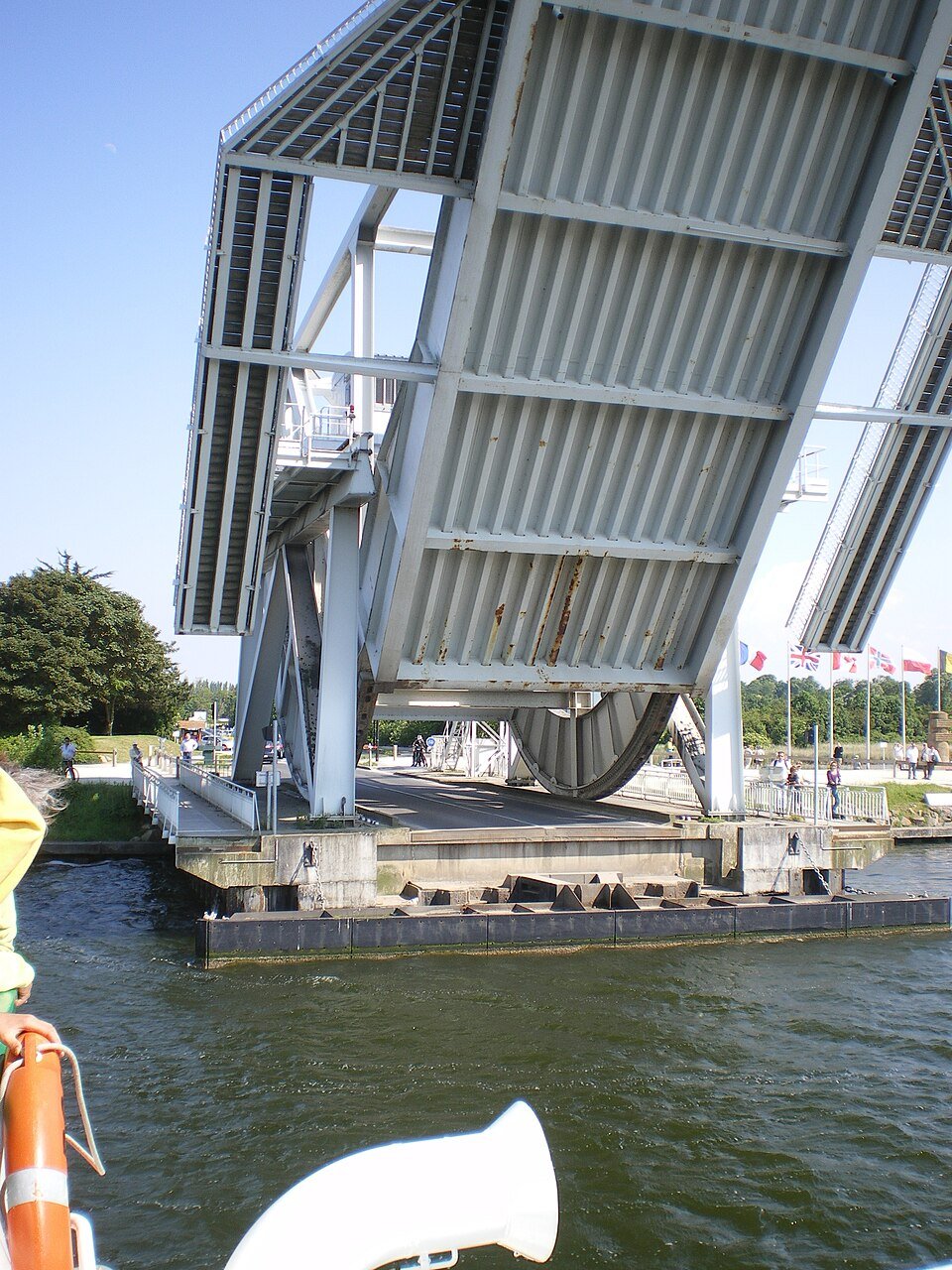 Le pont basculant de Bénouville, dit Pegasus Bridge, relevé pour laisser passer un bateau sur le canal de Caen à la mer.