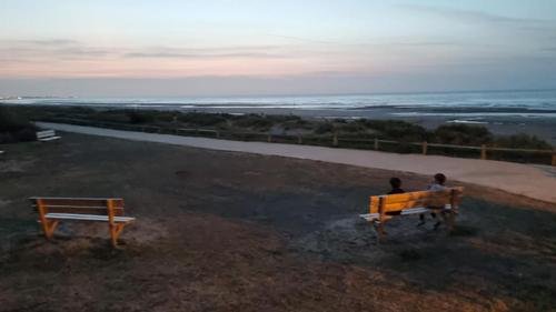 Plage, banc au crépuscule